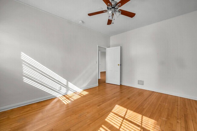 Building Photo - Stunning Townhome Style 2 bedroom with washer/dryer!