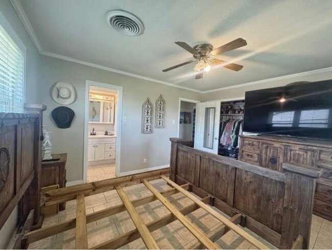 Building Photo - 509 Light St