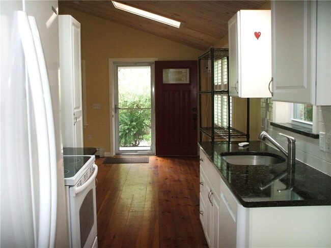 Building Photo - 82 Narragansett Ave W