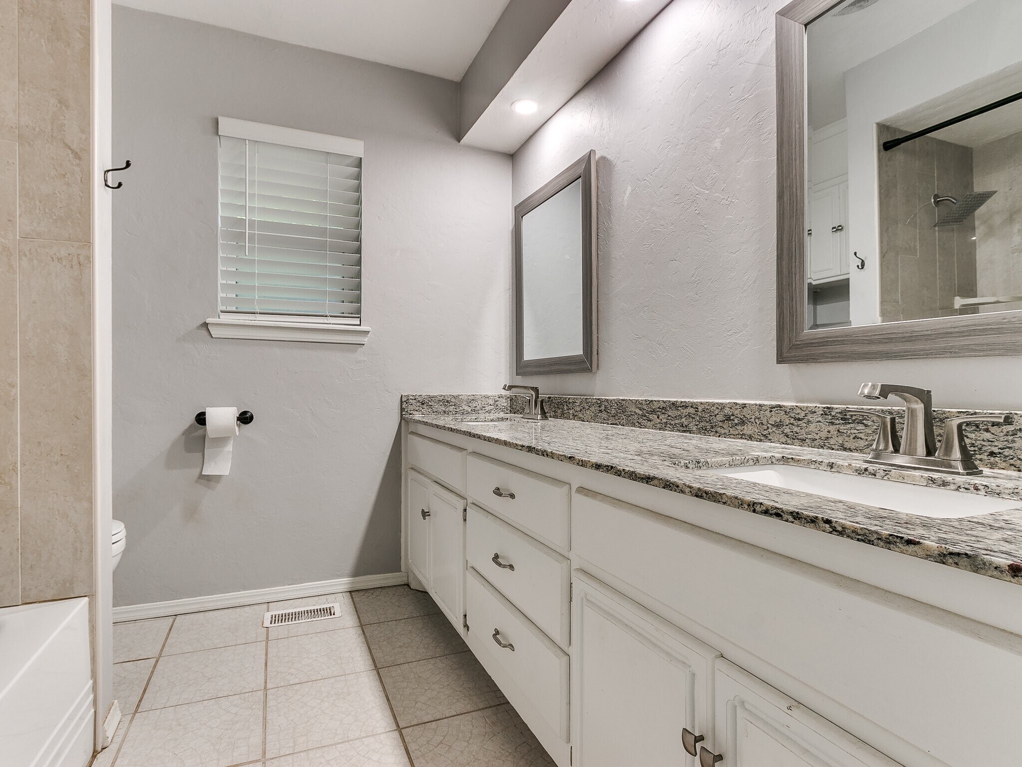 Building Photo - 9906 Mantle Dr