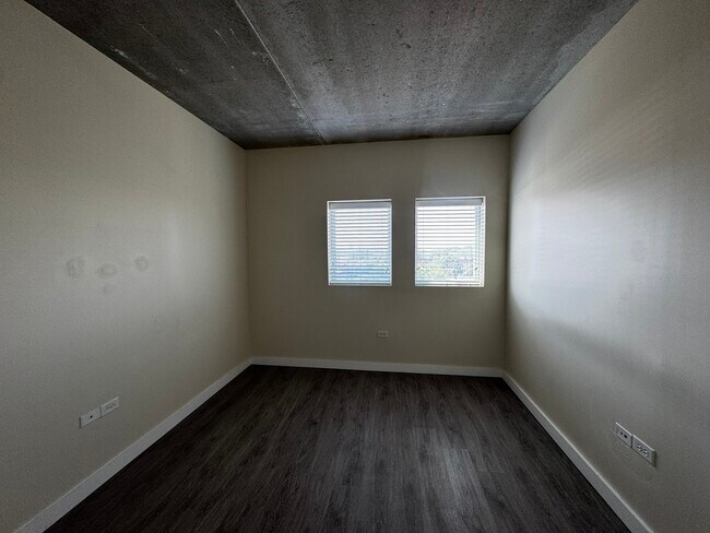 Building Photo - 1323 W Morse Ave