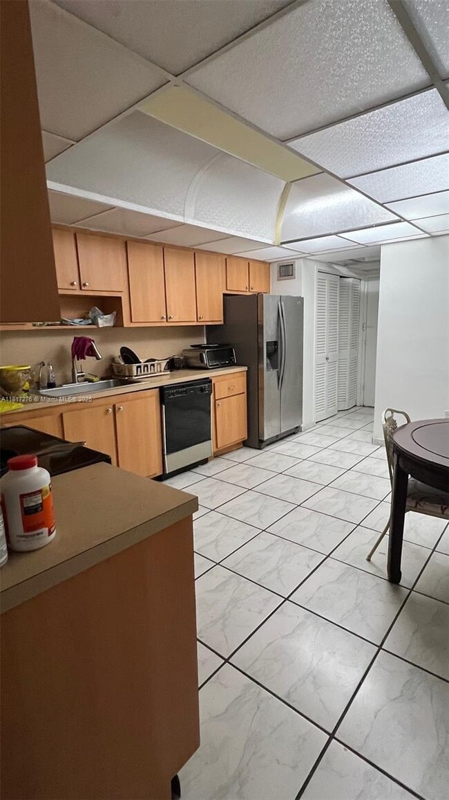 Building Photo - 5825 Collins Ave