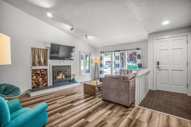 Building Photo - Furnished Short-Term Rental in Eagle – Poo...