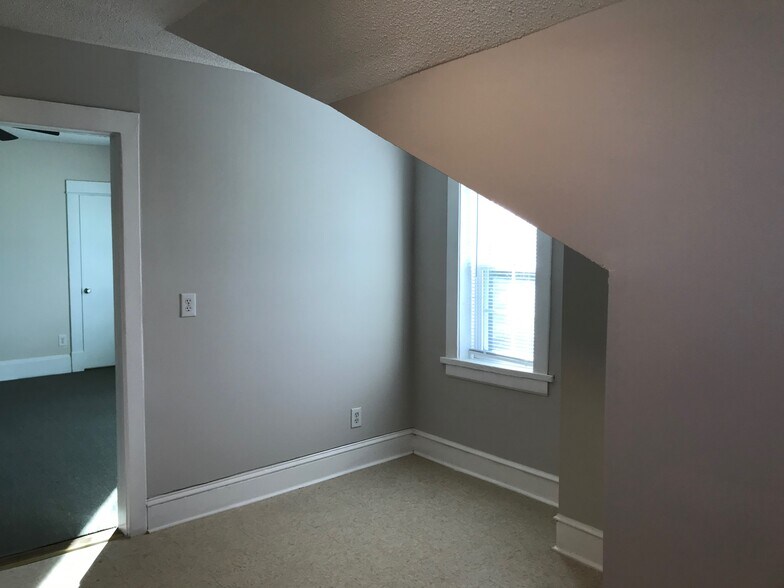 Building Photo - 1219 Grace Ave