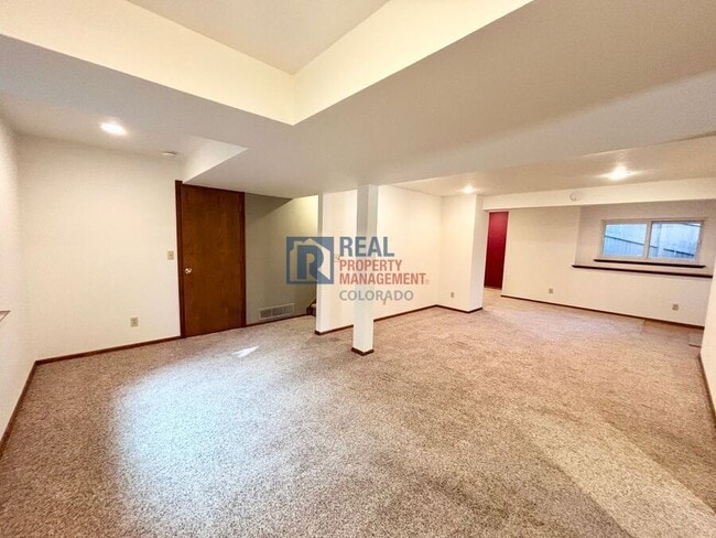Building Photo - 9349 Waterford Ct