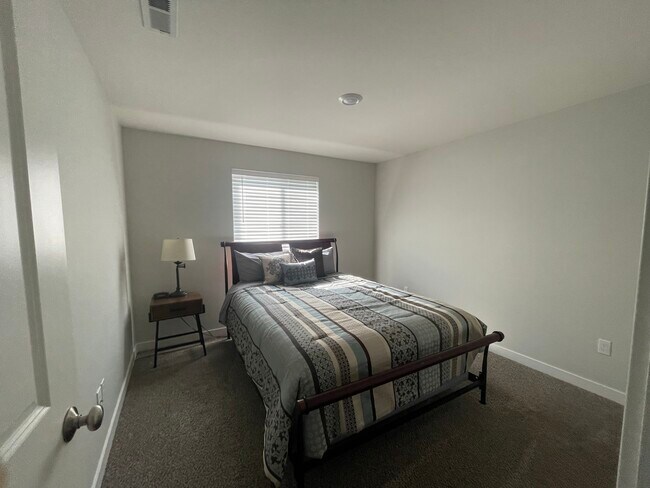 Building Photo - 170 Manzanita Dr