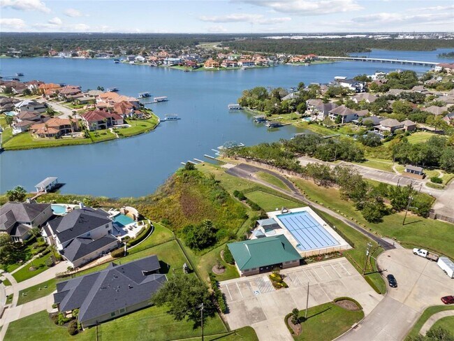 Building Photo - 2645 Lakeway Dr