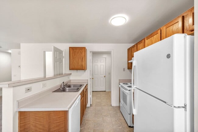 Building Photo - Updated Three Bedroom Townhome