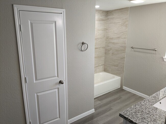 Master Tub - 514 Corydon Dr