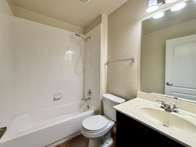 Building Photo - Bright and Open 4 bedroom 2 bath Single Story Home on the NE side of SA!