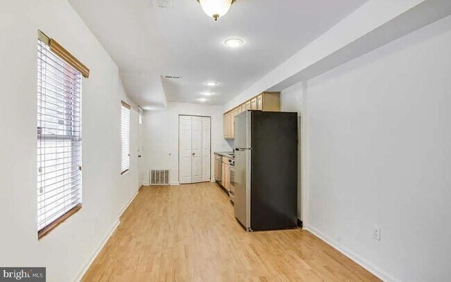 Building Photo - 729 10th St NE