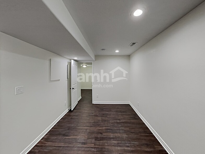 Building Photo - 7506 Addison Ave