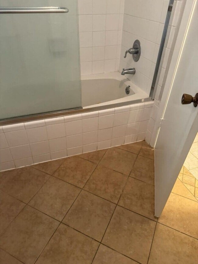 Building Photo - 9809 Richmond Ave.