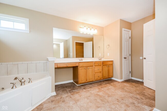 Building Photo - 950 S Goldenrod Ln