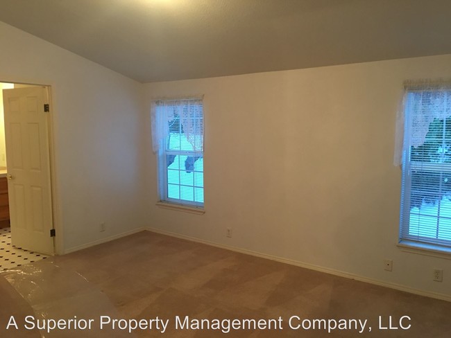 Building Photo - 2325 NE Wintergreen Dr