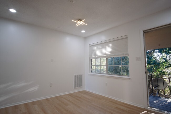 Building Photo - 106 Woodhouse Ln