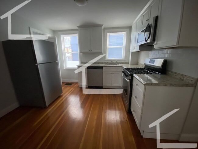 Primary Photo - Avl NOW - Spacious, updated 3BR near Oak S...