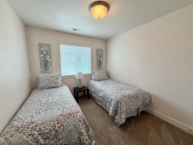 Building Photo - Gorgeous Like-New Townhome