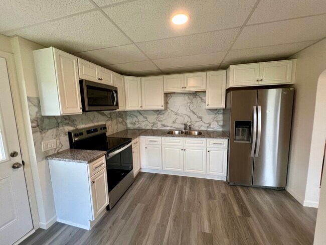 Building Photo - 425 Center St