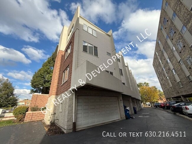 Building Photo - 220 Des Plaines Ave