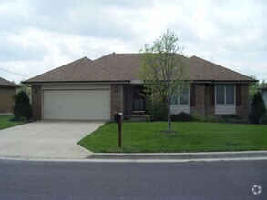 Building Photo - 3 bedroom 2 bath 2 car garage - south side...