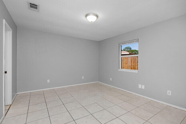 Building Photo - 1555 Green Briar Pkwy