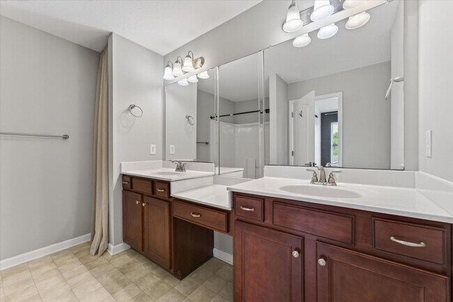 Building Photo - 3 Bedroom 3 1/2 Bath Pet Friendly Condo For Rent!