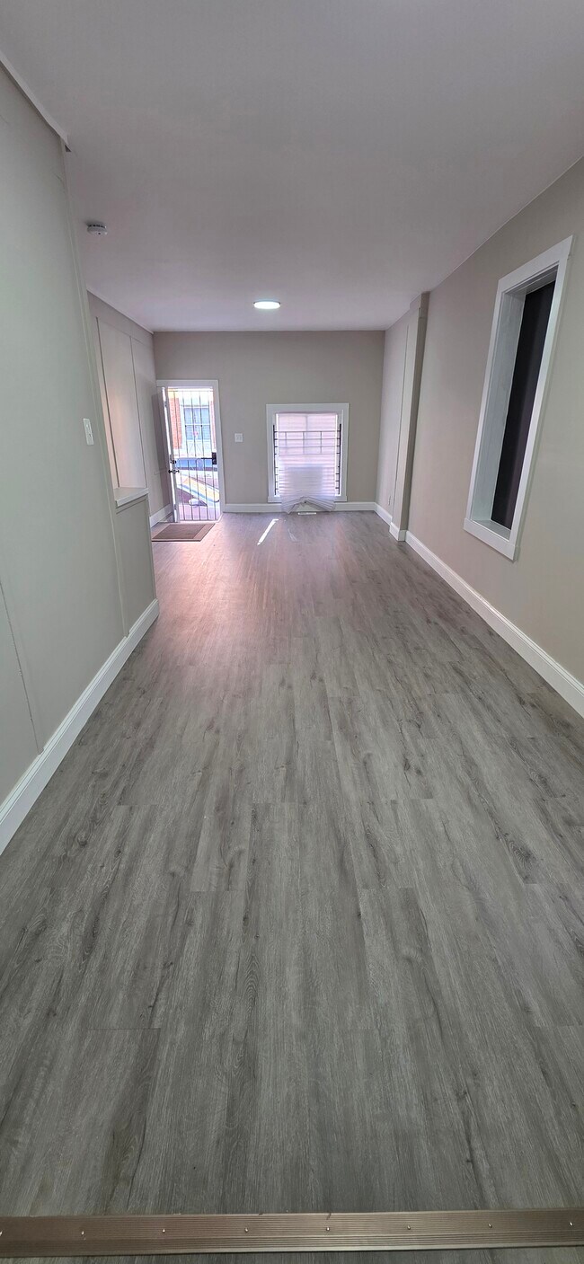 Building Photo - 700 N Streeper St