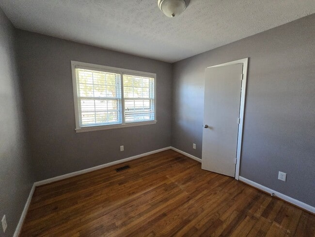 Building Photo - 733 Ashburton Dr