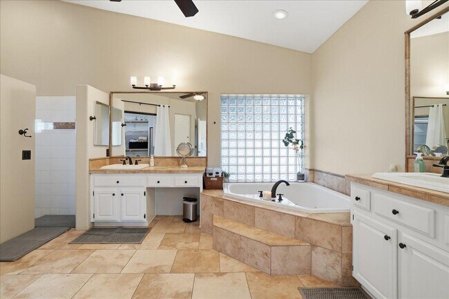 Building Photo - 1909 E Coral Tree Dr