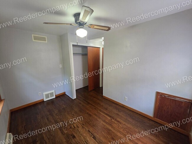 Building Photo - Spacious 2 bedroom 1 bathroom house
