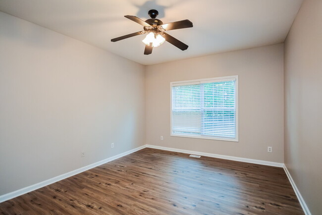 Building Photo - 2408 Hyde Park Ct
