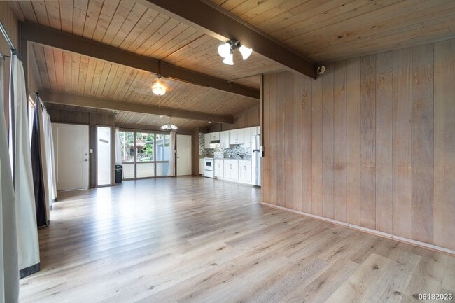 Building Photo - Fully Renovated 3BR/2BA/2Car Garage in Pea...