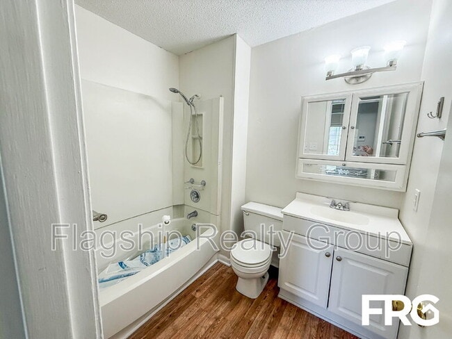 Building Photo - 910 Holloman St