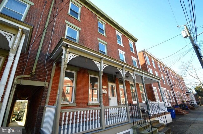 Building Photo - 348 Barclay St