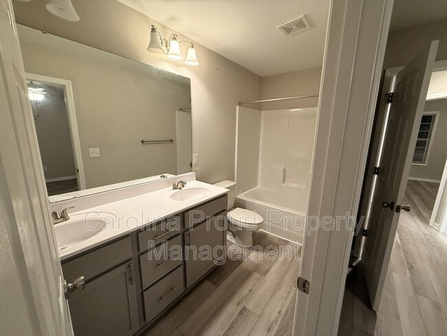 Building Photo - 337 S Pointe Dr