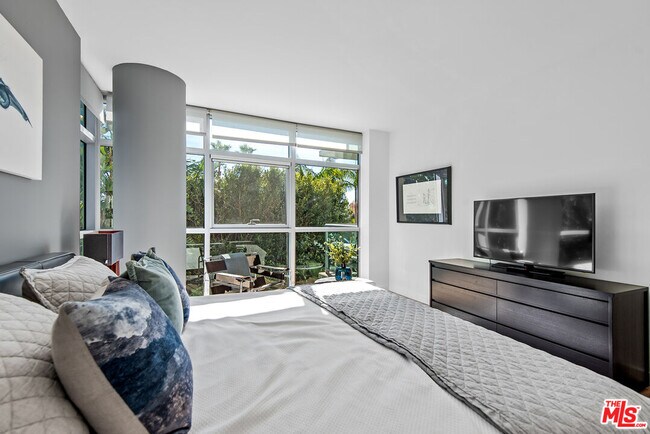 Building Photo - 13700 Marina Pointe Dr