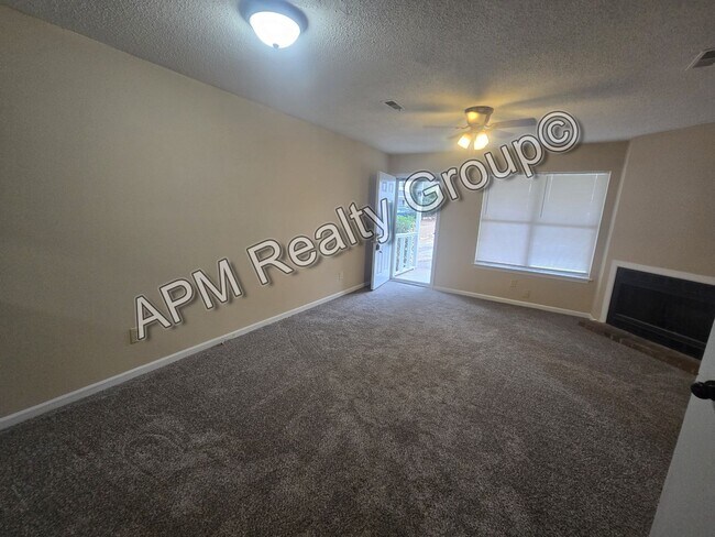 Building Photo - Recently renovated 2 bedroom 1.5 bath duplex