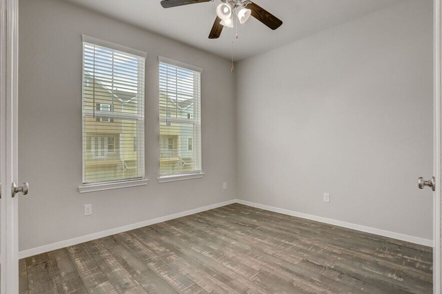Building Photo - 2714 Veranda Fls