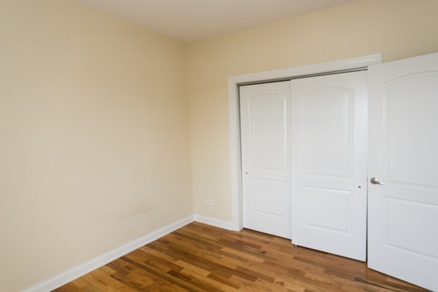 Building Photo - 4430 N Wolcott Ave