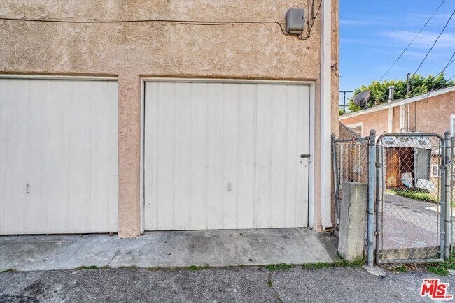 Building Photo - 820 S Grevillea Ave