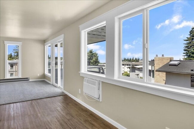 Building Photo - 561 Elm Way