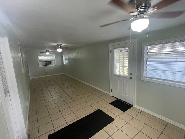 Building Photo - Spacious 2 bedroom, 1 bathroom home Availa...