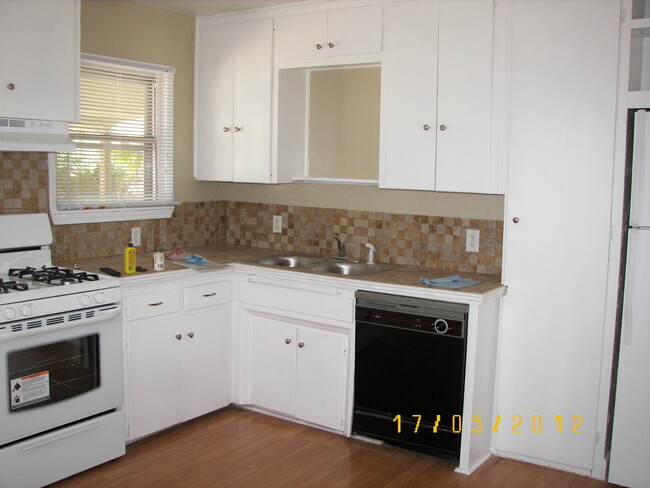 Building Photo - 2 Bed Plus Appliances- $150 OFF FIRST MONT...