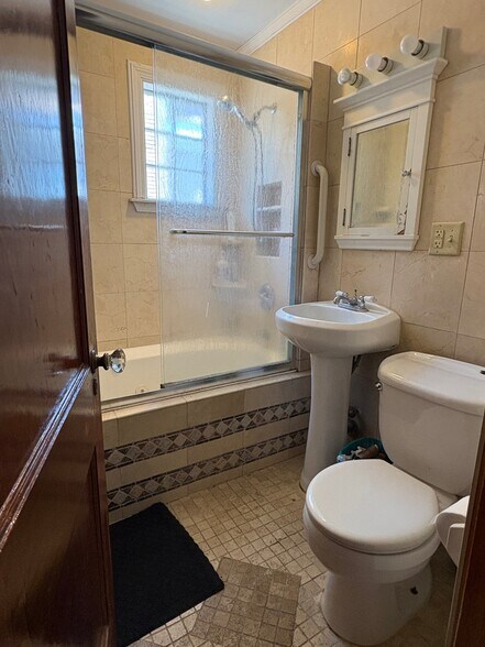 Building Photo - 1446 Cambridge St