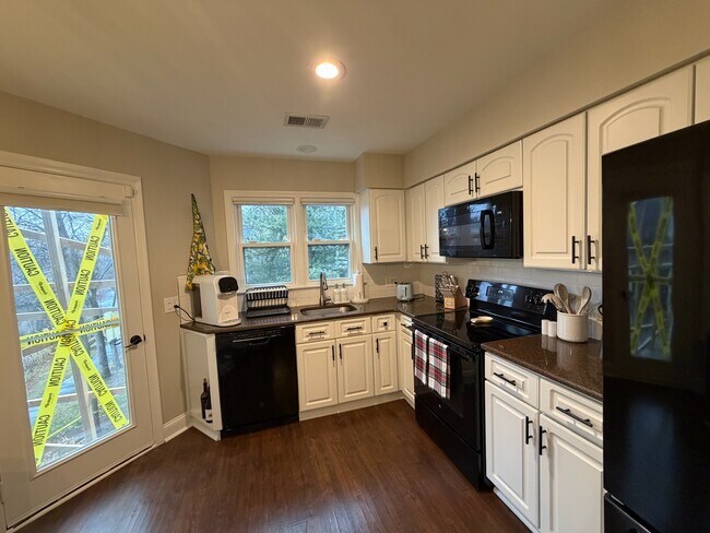 Building Photo - 7602 Lakeside Village Dr