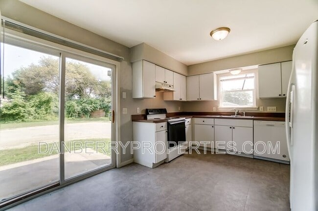 Building Photo - 3716 Turret Green Dr