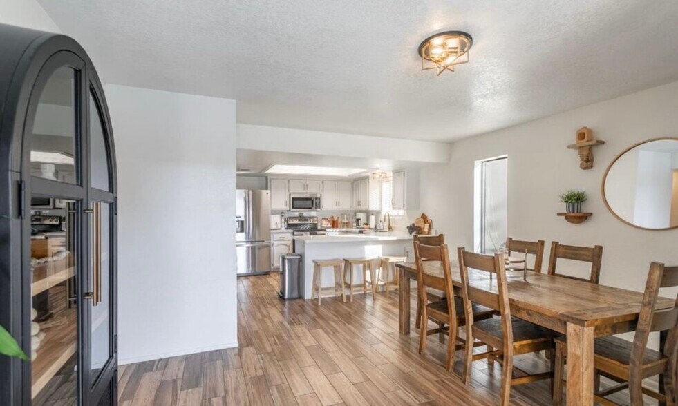 Building Photo - 729 W 37th St