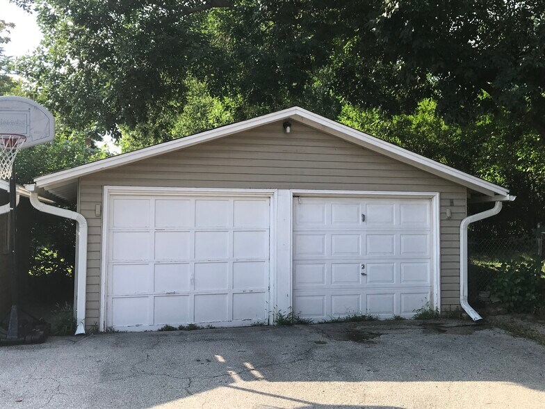 Garage - 3370 s 81st ave