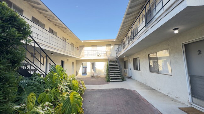 Building Photo - 325 N Glendora Ave